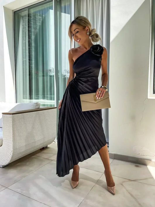 Mia | Dames one-shoulder plissé maxijurk met bloemdetail