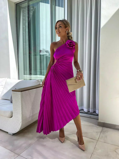 Mia | Dames one-shoulder plissé maxijurk met bloemdetail