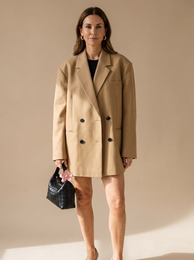 Elfriede | Oversized lange dames blazer met reverskraag en knoopdetails