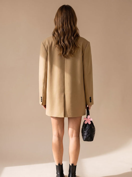 Elfriede | Oversized lange dames blazer met reverskraag en knoopdetails
