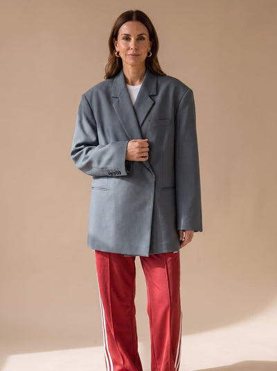 Elfriede | Oversized lange dames blazer met reverskraag en knoopdetails