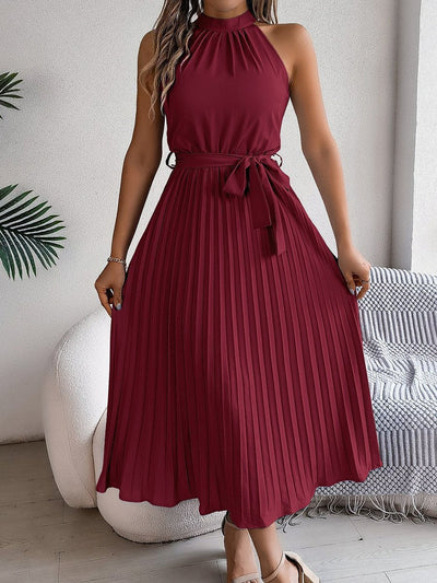 Katharina | Mouwloze geplooide dames maxijurk met halterhals en bindceintuur