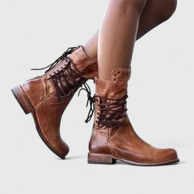 Elfriede | Dames veterlaarzen in vintage leerlook met studdetail