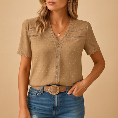 Amelie | Dames blouse met kantbies, V-hals en zwitserse stippen