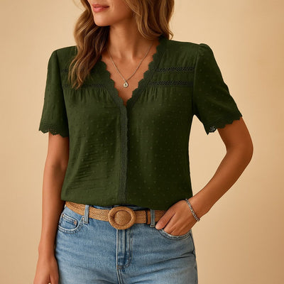 Amelie | Dames blouse met kantbies, V-hals en zwitserse stippen