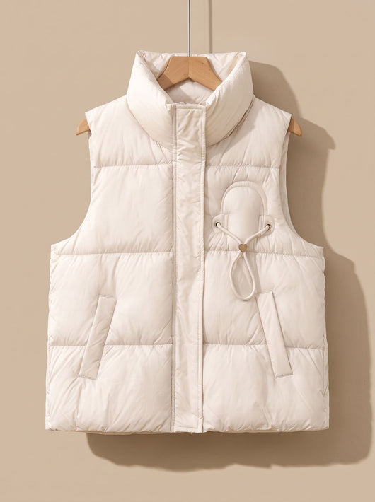 Leonie | Gewatteerde dames bodywarmer met opstaande kraag en koord-hartdetail
