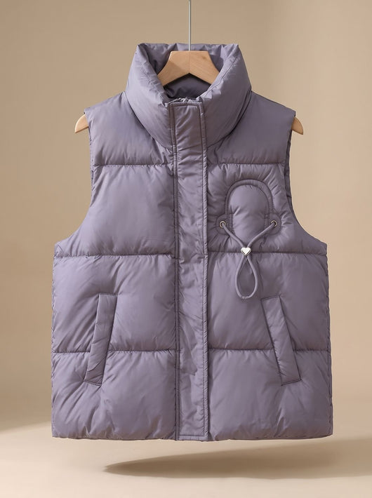 Leonie | Gewatteerde dames bodywarmer met opstaande kraag en koord-hartdetail