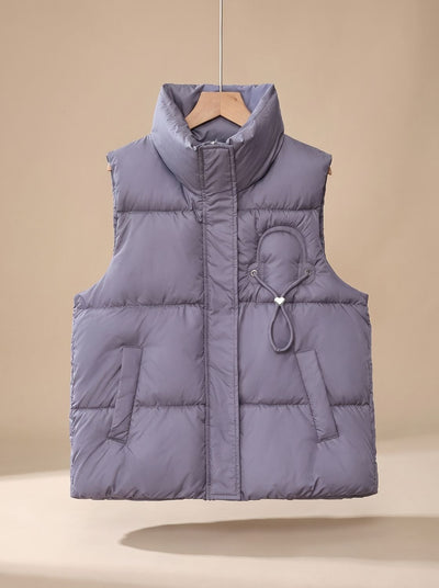 Leonie | Gewatteerde dames bodywarmer met opstaande kraag en koord-hartdetail