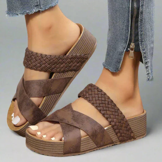 Julia | Gevlochten dames sleehaksandalen met gekruiste bandjes