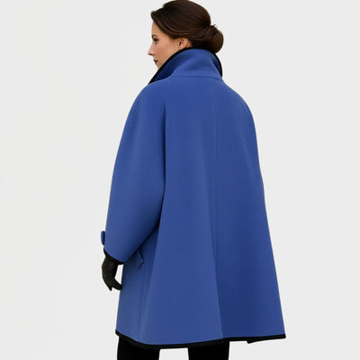 Clara | Elegante dames jas met contrastbiezen en knoopsluiting