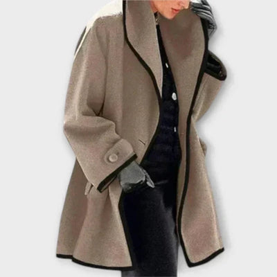 Clara | Elegante dames jas met contrastbiezen en knoopsluiting