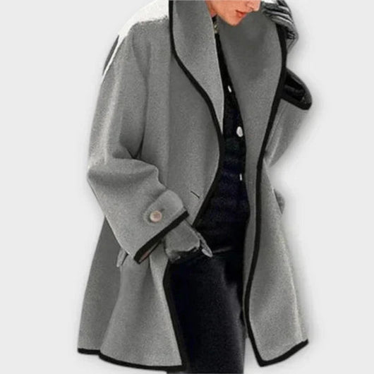 Clara | Elegante dames jas met contrastbiezen en knoopsluiting