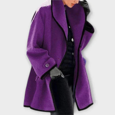 Clara | Elegante dames jas met contrastbiezen en knoopsluiting