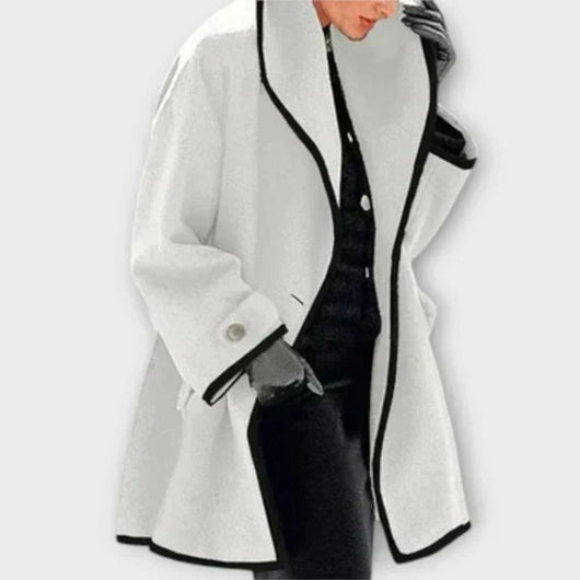 Clara | Elegante dames jas met contrastbiezen en knoopsluiting
