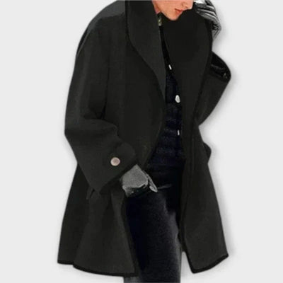 Clara | Elegante dames jas met contrastbiezen en knoopsluiting