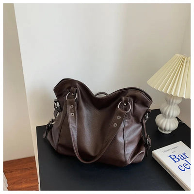 Emilia | Ruime zwarte dames shopper van imitatieleer met studs