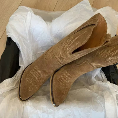 Charlotte | Geborduurde dames cowboylaarzen van suède met spitse neus