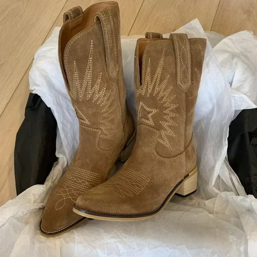 Charlotte | Geborduurde dames cowboylaarzen van suède met spitse neus