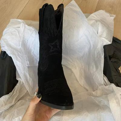 Charlotte | Geborduurde dames cowboylaarzen van suède met spitse neus