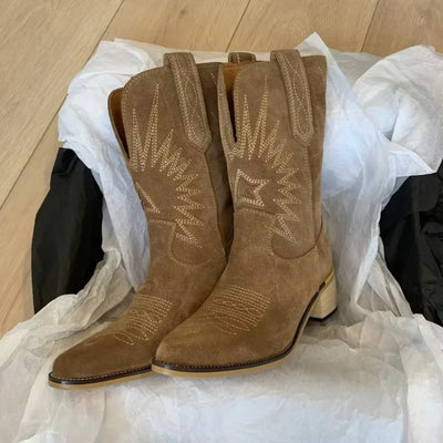Charlotte | Geborduurde dames cowboylaarzen van suède met spitse neus