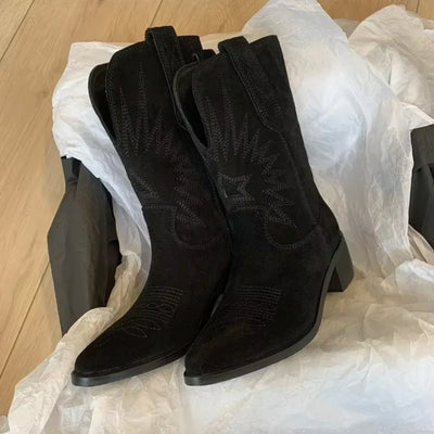 Charlotte | Geborduurde dames cowboylaarzen van suède met spitse neus