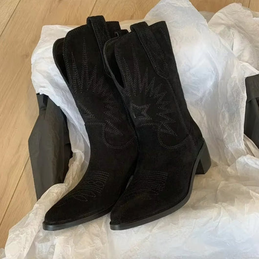 Charlotte | Geborduurde dames cowboylaarzen van suède met spitse neus
