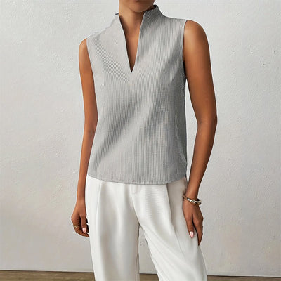 Katharina | Mouwloze dames gestreepte blouse met opstaande kraag en V-hals